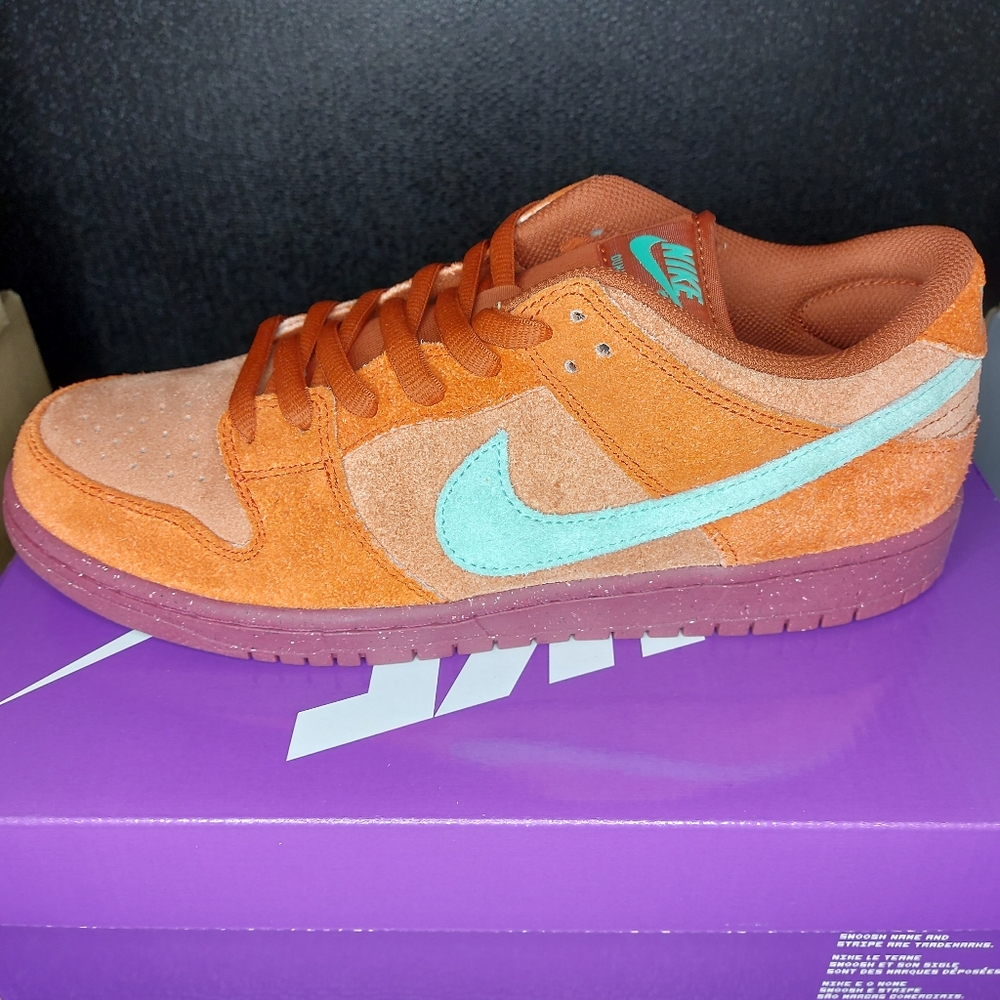 Nike SB Dunk Low Mystic Red new authentic